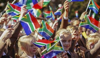 Mandela sigue â??respondiendo positivamente al tratamientoâ?, según su esposa