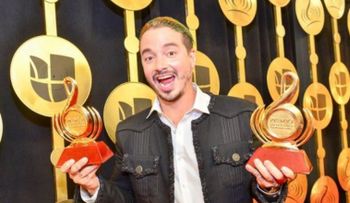 J Balvin repite como artista del año en unos Premios Lo Nuestro muy políticos