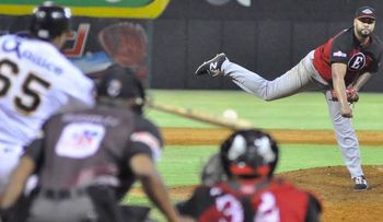 Las Aguilas sufren una humillante derrota del Escogido 16 carreras por 2