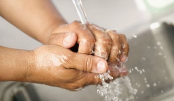 La mala práctica en el lavado de las manos conlleva a contraer enfermedades; 6 pasos para hacerlo bien