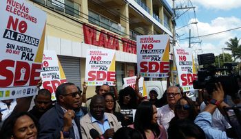 En medio de protestas, entregan certificado a candidatos ganadores en SDE