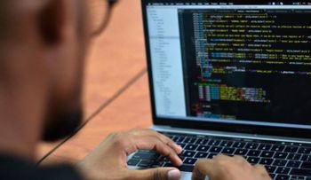 China lanza un plan global de protección datos ante vetos a "apps" en EEUU e India