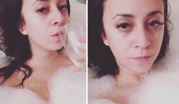 Nai Awada, desnuda, enjabonada y bebiendo champagne