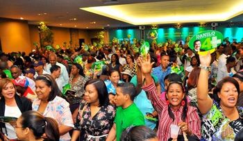 Maestros piden a Danilo que siga
