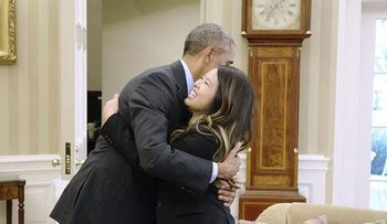 Obama se reunió con enfermera recuperada de ébola y la abrazó