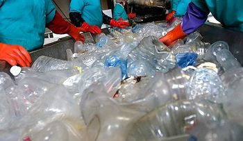 Un palestino construye una planta que convierte el plástico en combustible