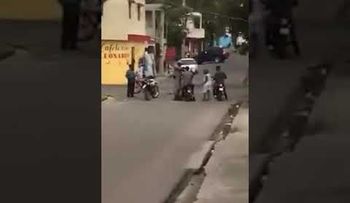 Un joven se lanza de una motocicleta cuando era llevado por policías