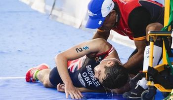 El abrazo del espíritu deportivo: atleta ayuda a su hermano exhausto hacia la meta