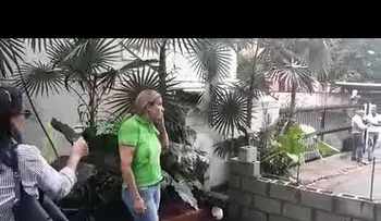 Insólito, inaudito, increíble y abusivo: Coronel construye pared en medio de una calle para que nadie transite