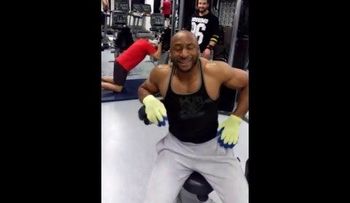 Si quiere tener el abdomen de Stallone empiece por este simple ejercicio (VIDEO)