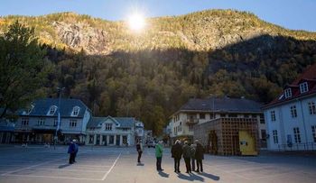 Espejos gigantes llevan el sol por primera vez a localidad noruega