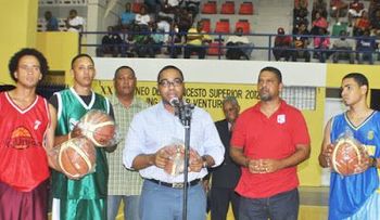 Víctor Mateo hace donativo a la Pastoral Juvenil para campamento de verano