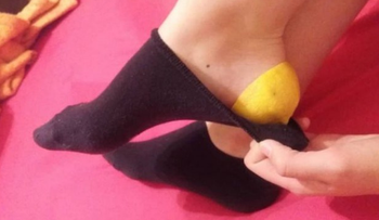 Después de leer esto no volverás a irte a dormir sin una cascara de limón en los pies