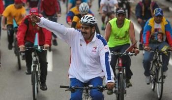 Maduro acusa de racismo a quienes se ríen de su caída en bicicleta
