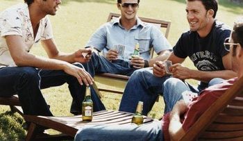 Hombres necesitan salir con amigos dos veces por semana por su salud
