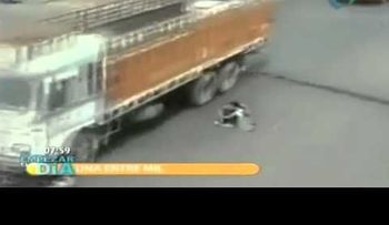 Video: un mecánico se salvó de ser atropellado por un camión de milagro