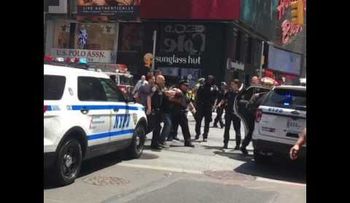 Hombre que chocó en Times Square admite consumió marihuana a policías de NY 