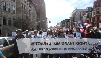 Masiva marcha de dominicanos en Alto Manhattan contra órdenes de Trump