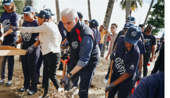 De Camps encabeza jornada de limpieza en la playa Montesinos