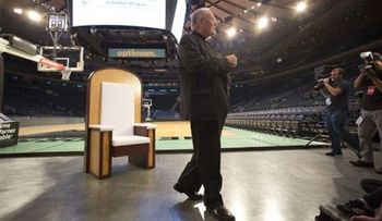 Silla del papa hecha por hispanos llega a Madison Square