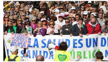 Miles protestan en Andalucía por la sanidad pública