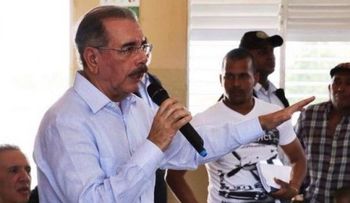 Danilo apoya producción de conejos y cabras en comunidades de Bahoruco