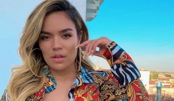 Karol G recibe duras críticas por hablar del racismo usando a su perro