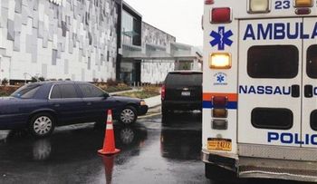 Trabajador herido por disparo durante robo en centro comercial de NY