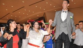 Se casa el hombre más alto del planeta