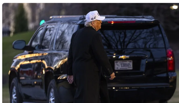 Trump hace gestos obscenos tras insulto de un trabajador de Ford