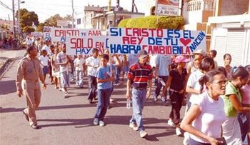 Decenas de personas marchan en Bayaguana contra la delincuencia  
