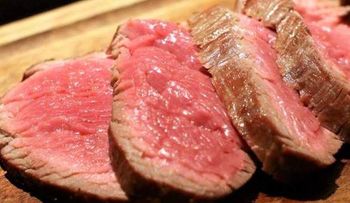 La carne cruda puede contener bacterias relacionadas con infecciones hospitalarias