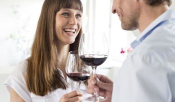 Dos copas de vino tinto ayudan a adelgazar
