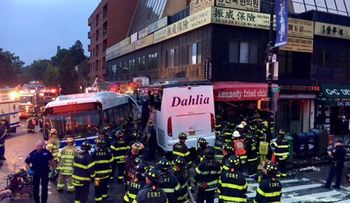 Choque de dos autobuses deja tres muertos y siete heridos en NY