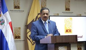 En vez de usar electrónica para agilizar, JCE embrolla el conteo. ¿Por qué Roberto se desmiente así?...
