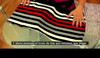 Ella comienza a cortar su suéter viejo. Cuando descubrí por quéâ?¦ ¡NECESITO UNO!