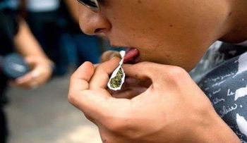  â??Ahora tenemos más niños fumando marihuanaâ?: Aumenta consumo en estados donde fue legalizada en EEUU 
