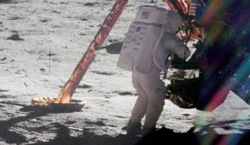 Neil Armstrong recogió polvo de la luna en esta bolsaâ?¦ y ahora la están subastando: ¿cuánto cuesta?