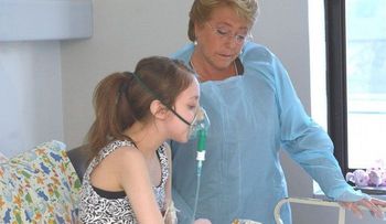 Bachelet visita en hospital a niña que le pidió eutanasia 