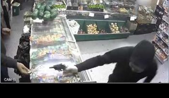 Dos jóvenes con armas de fuego asaltan bodega en el Bronx (VIDEO)