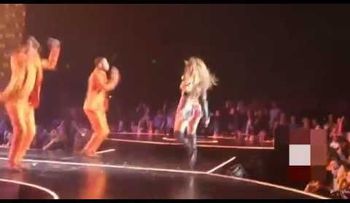 Jennifer López se cae en un concierto y fue ayuda a parar por bailarines 