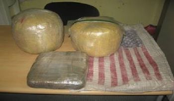 Apresan un haitiano con un saco lleno de marihuana al hombro