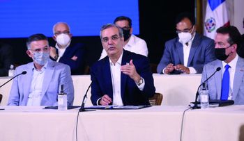 Gobierno congelará por un mes precios combustibles