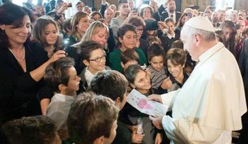 El Papa no descansará mientras haya personas golpeadas en su dignidad