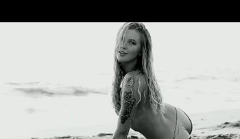 El striptease de Ireland Baldwin en la playa  