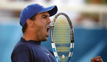 Víctor Estrella pasa a tercera ronda del Abierto de EE.UU
