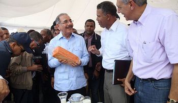 Danilo Medina entrega 4 millones de pesos a productores de Las Yayas 