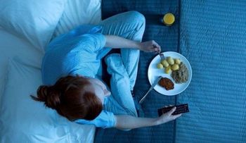Explican el peligro para la salud de cenar tarde y no desayunar (Video)