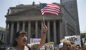 Hispanos  en NY protestan decisión de Corte Suprema sobre deportación
