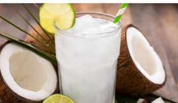 Agua de coco y limón: apoyo natural para el hígado